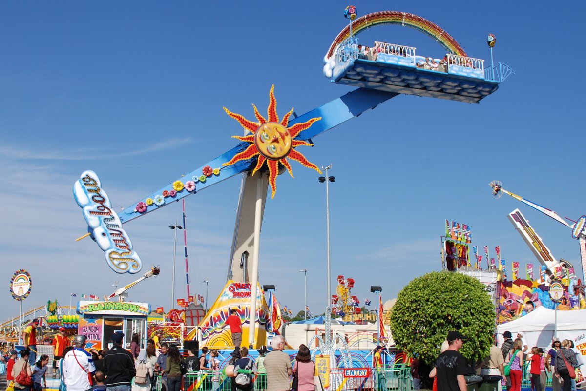 She ride like a carnival. Аттракцион карнавал. Аттракцион карнавал в парке. Аттракцион клоун. Водная Карусель аттракцион.